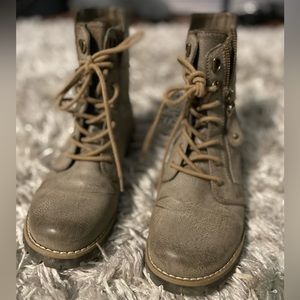 Combat boots